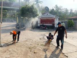 Jumat Bersih, Wujud Komitmen Pemkal Mertelu Menjaga Lingkungan Kerja